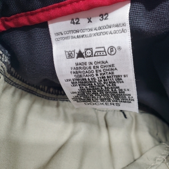 Dockers D3 Classic Fit Size 42x32 Mens Pleated Signature Khaki Pants Black - Picture 3 of 9